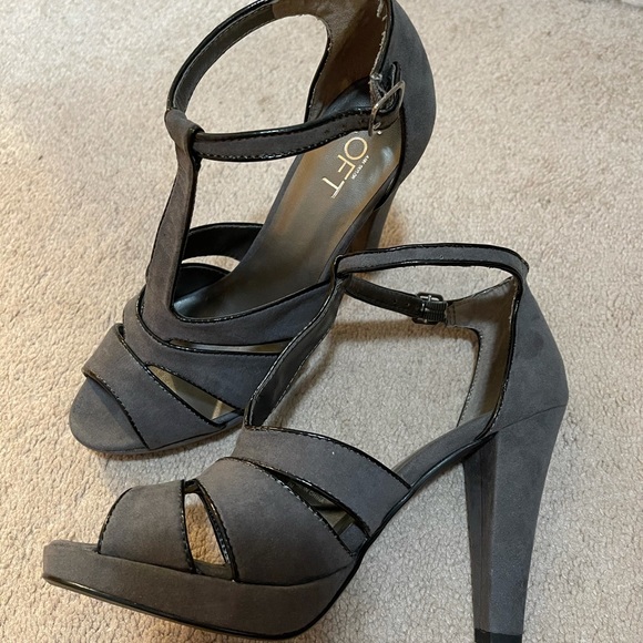 Grey t-strap suede shoe - Picture 6 of 8